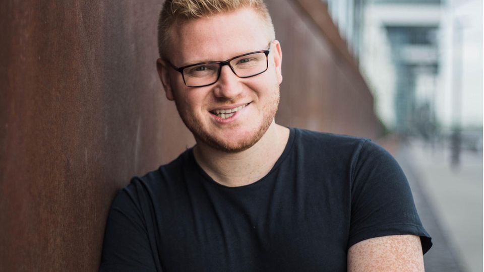 Die Serie zum Wettbewerb: Mathias Herwix, 28, ist Absolvent der RTL-Journalistenschule. Mit seinem Facebook-Projekt "Back to War" wollte er die Auseinandersetzung mit den deutschen Abschiebungen nach Afghanistan in die sozialen Medien tragen. Mathias Herwix, 28, ist Absolvent der RTL-Journalistenschule. Mit seinem Facebook-Projekt "Back to War" wollte er die Auseinandersetzung mit den deutschen Abschiebungen nach Afghanistan in die sozialen Medien tragen.