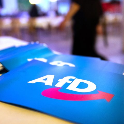 Fähnchen mit dem Logo der AfD