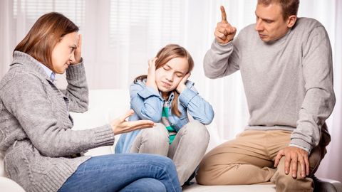 Eltern streiten mit Tochter, die sich die Ohren zuhält