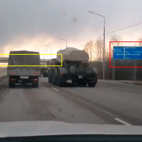 Aufnahmen aus sozialen Netzwerken, die die Bewegung russischer Truppen in die Region Woronosch zeigen 