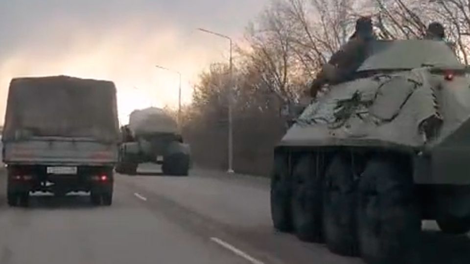 Aufnahmen aus sozialen Netzwerken, die die Bewegung russischer Truppen in die Region Woronosch zeigen 