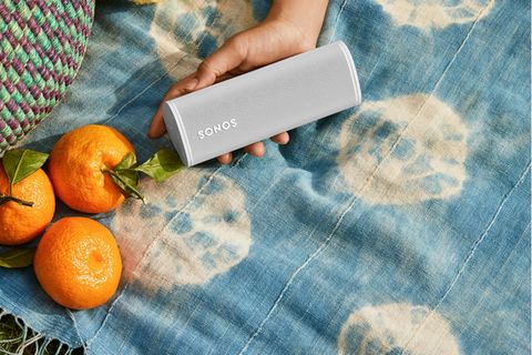 Der Sonos Roam kann auch draußen via Bluetooth mit Musik versorgt werden