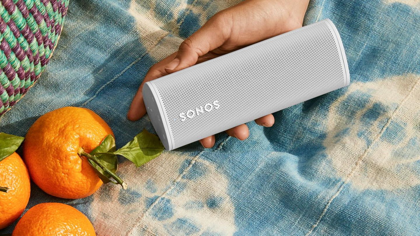Der Sonos Roam kann auch draußen via Bluetooth mit Musik versorgt werden