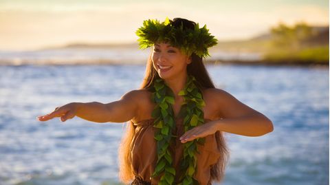 Hawaiianerin tanzt einen traditionellen Tanz