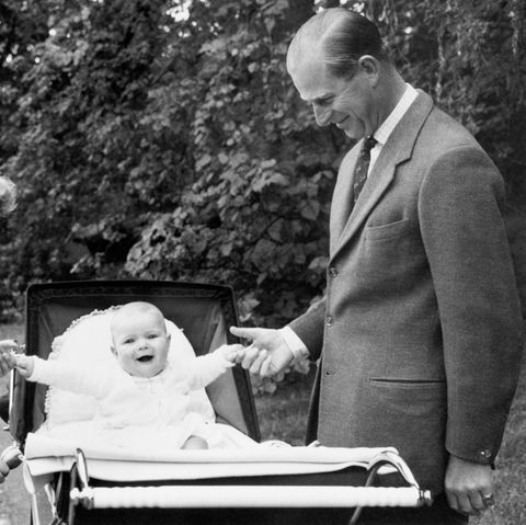 Prinzessin Anne (li.) und ihr kleiner Bruder, Print Andrew, gemeinsam mit ihrem Vater Prinz Philip