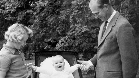 Prinzessin Anne (li.) und ihr kleiner Bruder, Print Andrew, gemeinsam mit ihrem Vater Prinz Philip