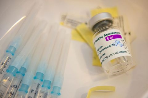 Ampulle und Spritzen von Astrazeneca