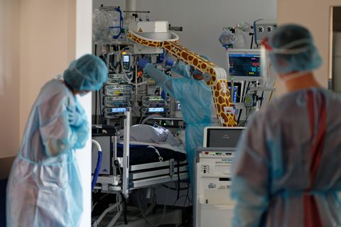 Ärzte und Pfleger auf der Intensivstation fertigen ein Lungenröntgenbild von einem Corona-Patienten an