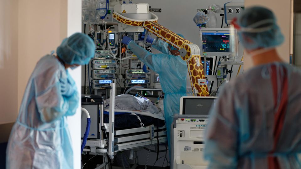 Ärzte und Pfleger auf der Intensivstation fertigen ein Lungenröntgenbild von einem Corona-Patienten an
