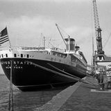 Eine Aufnahme aus den frühen 1960er Jahren: Die "SS United States" hat an der Columbuskaje in Bremerhaven festgemacht.