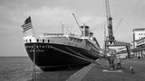 Eine Aufnahme aus den frühen 1960er Jahren: Die "SS United States" hat an der Columbuskaje in Bremerhaven festgemacht.