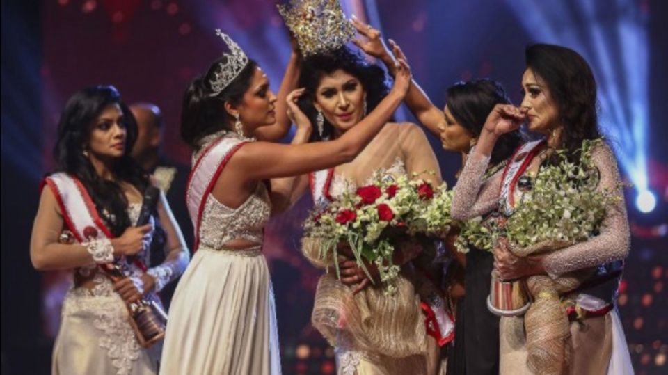 Mrs World entreißt Mrs Sri Lanka die Krone – und wird festgenommen