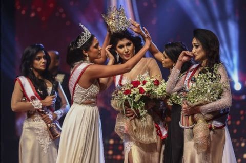 Mrs World entreißt Mrs Sri Lanka die Krone – und wird festgenommen