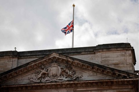 Der Union Jack über dem Buckingham Palace weht auf Halbmast