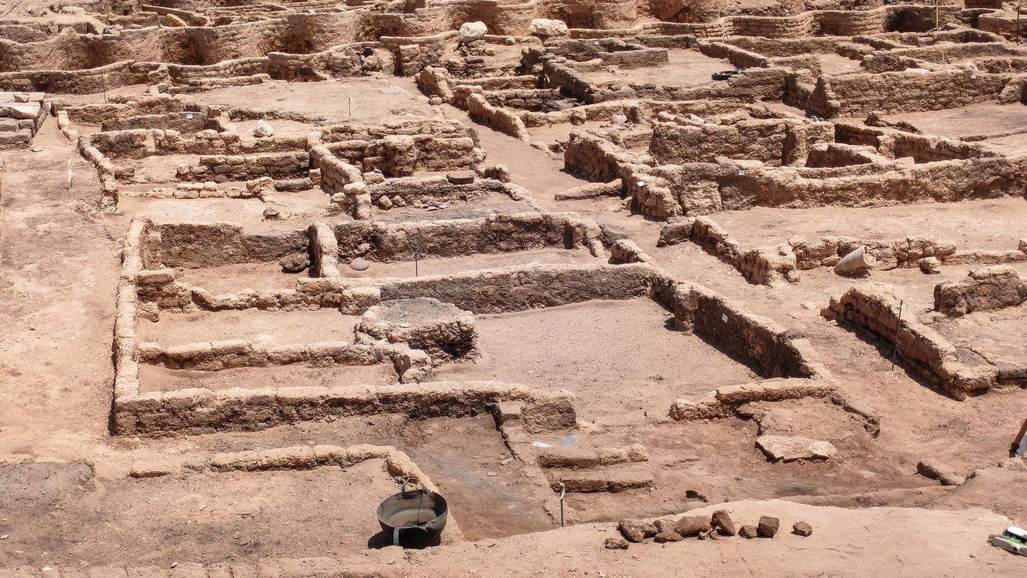 Grundmauern einer alten Siedlung  sind im Sand der Wüste zu sehen