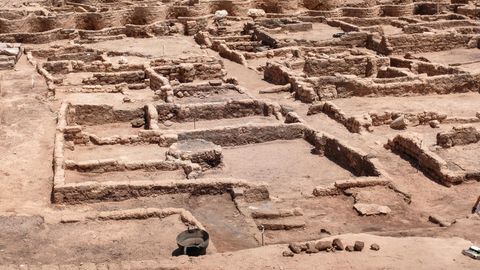 Grundmauern einer alten Siedlung  sind im Sand der Wüste zu sehen