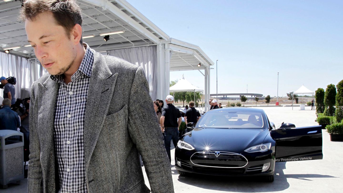Elon Musk und ein Tesla