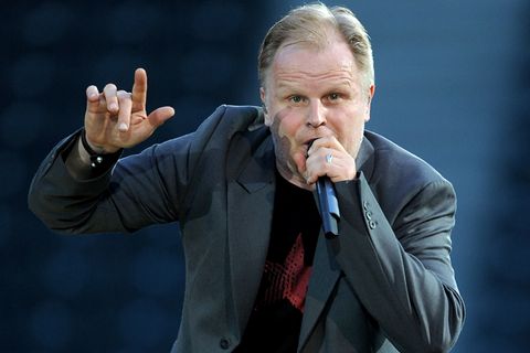 Herbert Grönemeyer, hält ein Mikrofon und singt