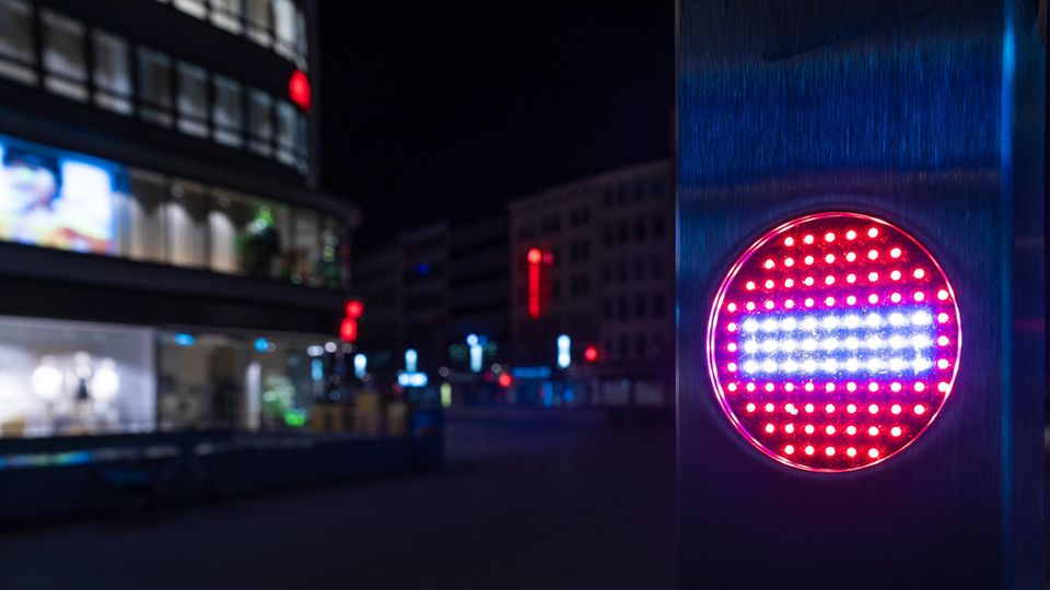 Stop-Piktogramm nach Beginn einer nächtlichen Ausgangssperre in Hannover