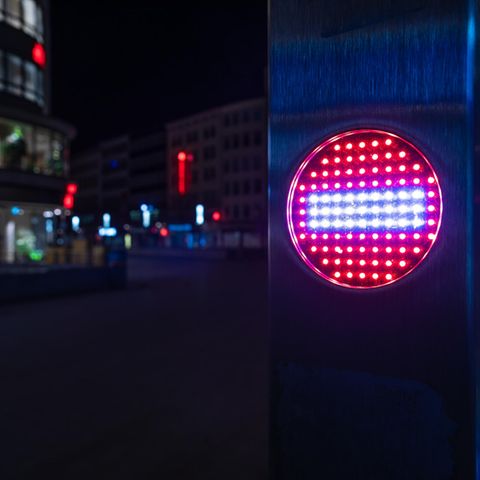 Stop-Piktogramm nach Beginn einer nächtlichen Ausgangssperre in Hannover