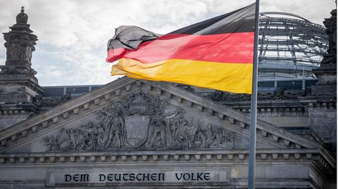 Deutschlandfahne weht vorm Reichstag