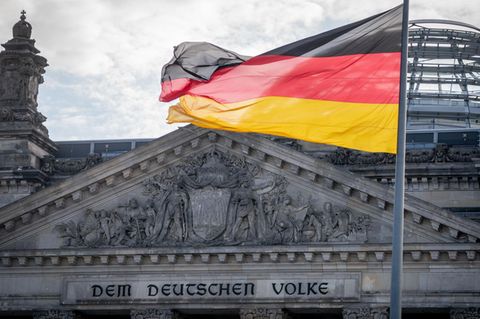 Deutschlandfahne weht vorm Reichstag