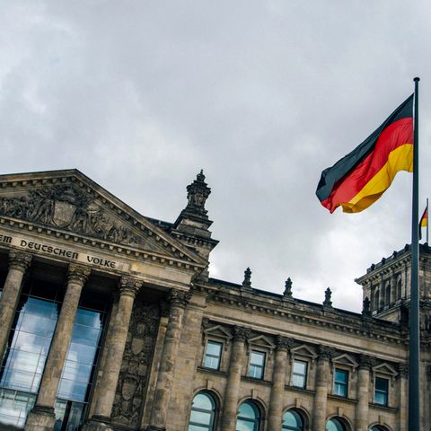 Grau Wolken über dem Reichstagsgebäude in Berlin.