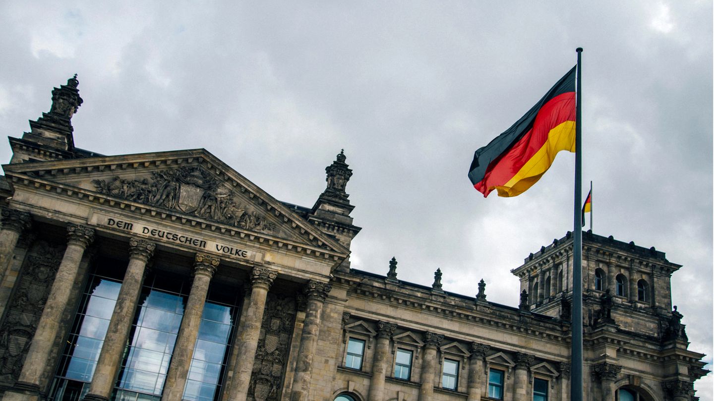 Grau Wolken über dem Reichstagsgebäude in Berlin.