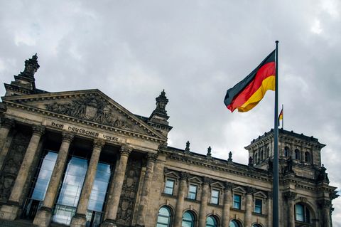 Grau Wolken über dem Reichstagsgebäude in Berlin.