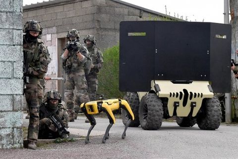 Spot beweget sich auf Beinen fort, eine Besonderheit bei Robotern. 