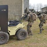 Hier dient der Roboter mit seinem Schild als Deckung.