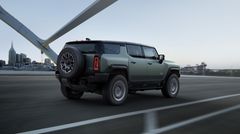 Das absenkbare Fahrwerk ermöglicht eine gute Geländegängigkeit und ein ansprechendes Fahrverhalten bei hohen Geschwindigkeiten.