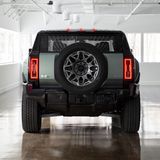 Das Reserverad in Originalgröße dominiert das Heck.