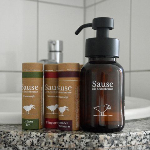 Seifenbrause steht im Badezimmer
