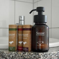 Seifenbrause steht im Badezimmer