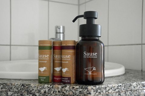 Seifenbrause steht im Badezimmer