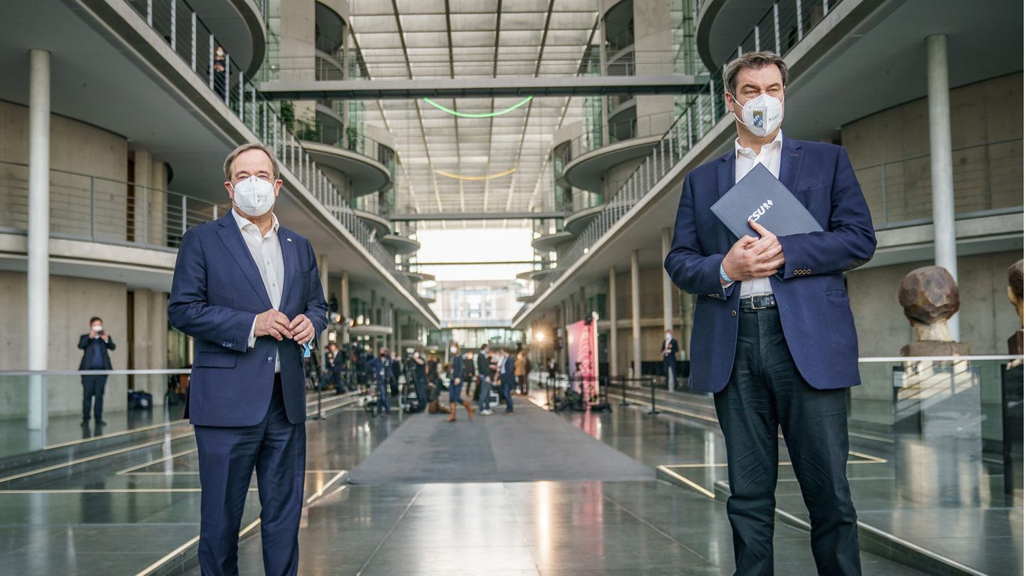 Markus Söder (CSU, r) steht neben Armin Laschet (CDU)