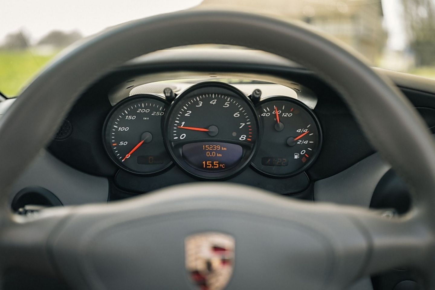 Im Gegensatz zum Porsche 911 hat der Boxster drei Rundinstrumente