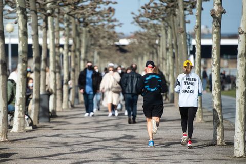 Aerosolforscher Coronavirus: Spaziergänger mit Maske