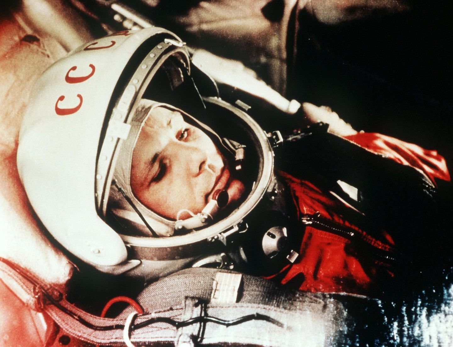 12. April 1961: Der sowjetische Kosmonaut Juri Gagarin fliegt als erster Mensch ins All  "Auf geht's" waren die schlichten Worte, mit denen Gagarin den Start der Wostok-Rakete ins All kommentierte. Vom Weltraumbahnhof Baikonur ging der 27-jährige Kosmonaut vor sechzig Jahren auf seine historische Reise und wurde zum größten Helden der Sowjetunion. Ganze 108 Minuten dauerte der Flug im Orbit, dann landete Gagarin mit einem Fallschirm auf einem Feld in der südrussischen Region Saratow. Zuvor hatte er sich mit einem Schleudersitz aus seiner Raumkapsel katapultiert. Die ersten Menschen, die ihm begegneten, waren ein Mädchen und dessen Großmutter, die gerade Kartoffeln ausgruben - sie erstarrten vor Furcht. "Habt keine Angst, ich bin Sowjetbürger wie Ihr, ich bin aus dem Weltall zurückgekehrt", beruhigte Gagarin die beiden. Sein Flug in andere Sphären war ein Triumph für die Sowjetunion im Kalten Krieg und versetzte die USA in einen Schockzustand. Die Amerikaner nahmen Gagarins Flug zum Anlass, ihr eigenes Apollo-Programm zu forcieren. Volksheld Gagarin erlebte die Mondlandung des Klassenfeindes nicht mehr. 1968 verunglückte er bei einem Übungsflug in einer MiG.