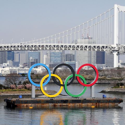 Die Ringe der Olympischen Spiele stehen vor dem Regenbogenbrücke im Odaiba Marine Park in Tokio