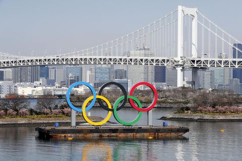 Die Ringe der Olympischen Spiele stehen vor dem Regenbogenbrücke im Odaiba Marine Park in Tokio
