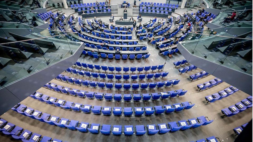 Stühle für die Abgeordneten, aufgenommen im Plenum in Deutschen Bundestag