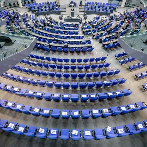 Stühle für die Abgeordneten, aufgenommen im Plenum in Deutschen Bundestag