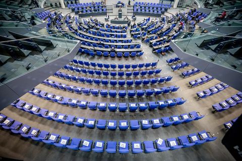 Stühle für die Abgeordneten, aufgenommen im Plenum in Deutschen Bundestag