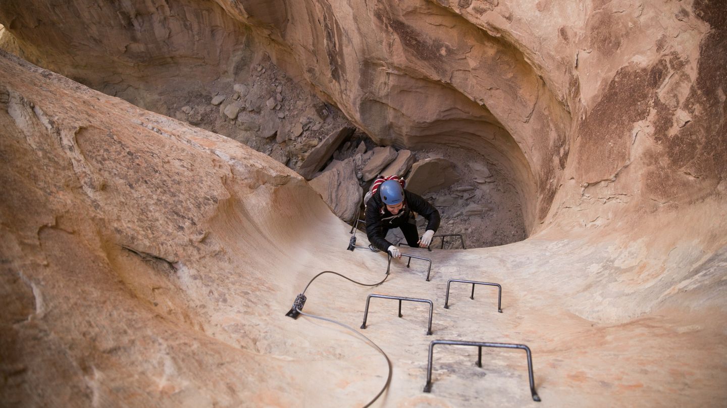 Durch die gebirgige Umgebung sind aber Hiking, Climbing and Canyoning besonders beliebt, wie hier auf einer Via Ferrata.