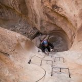Durch die gebirgige Umgebung sind aber Hiking, Climbing and Canyoning besonders beliebt, wie hier auf einer Via Ferrata.