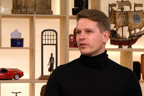 Sebastian Schupp steht im Studio von Bares für Rares in Pulheim