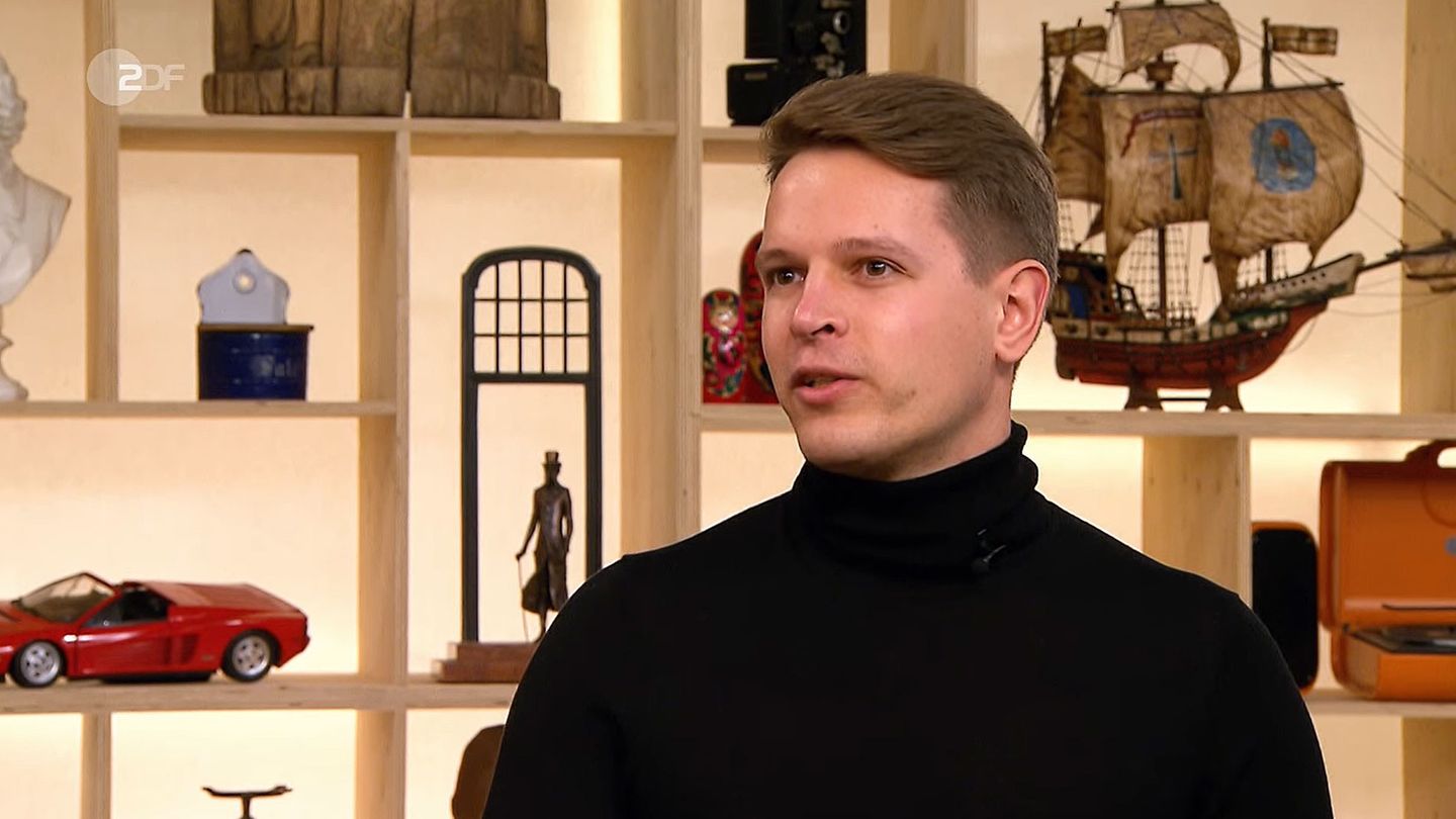 Sebastian Schupp steht im Studio von Bares für Rares in Pulheim