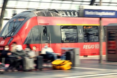 Eine Regionalbahn fährt in den Berliner Bahnhof ein